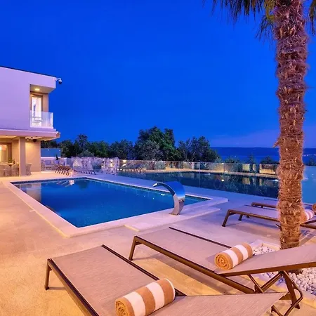 Exklusive Magic Mit Beheiztem Pool Und Sauna By Interhome *